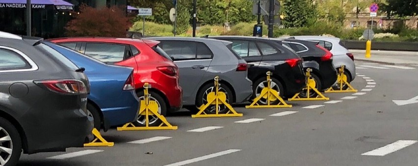 Deszcz mandatów na parkingu w centrum Warszawy. Straż...