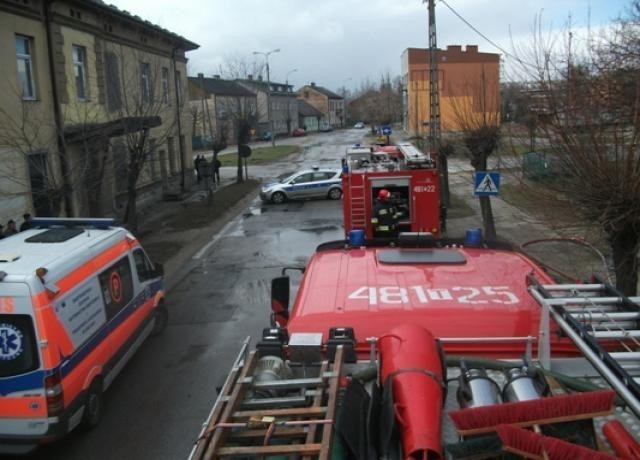 Dyżurny Operacyjny straży pożarnej w Skarżysku-Kamiennej zadysponował trzy zastępy ratowników z JRG Skarżysko-Kam. W tym podnośnik SH-24. Po dojeździe na miejsce zdarzenia i rozpoznaniu sytuacji, okazało się, że z jednego mieszkań kamienicy wydobywają się kłęby dymu. 

Policyjny pies wytropił złodziei [zdjęcia]