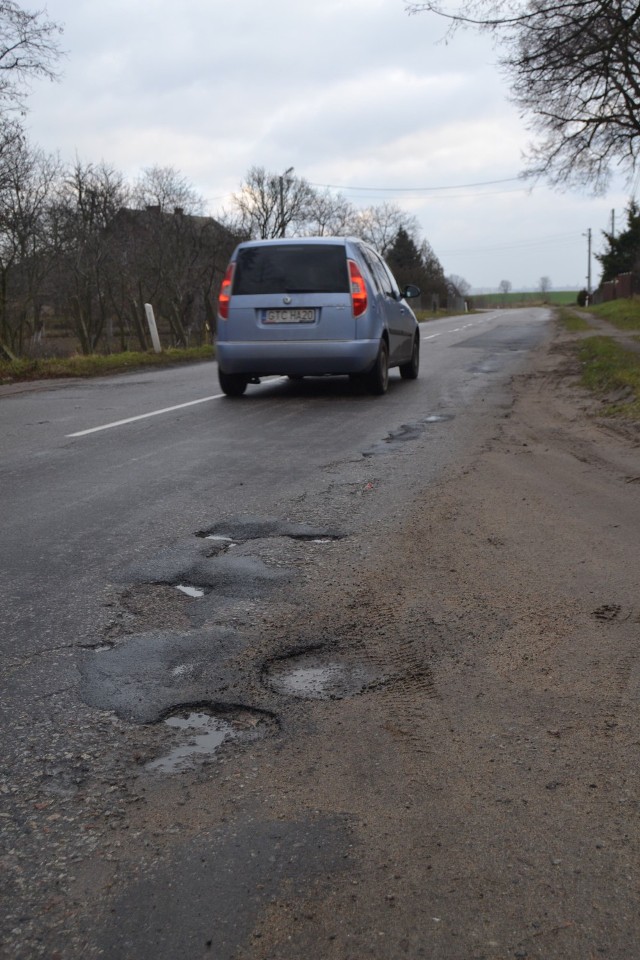 Jezdnia jest bardzo dziurawa i nierówna. Stwarza zagrożenie.