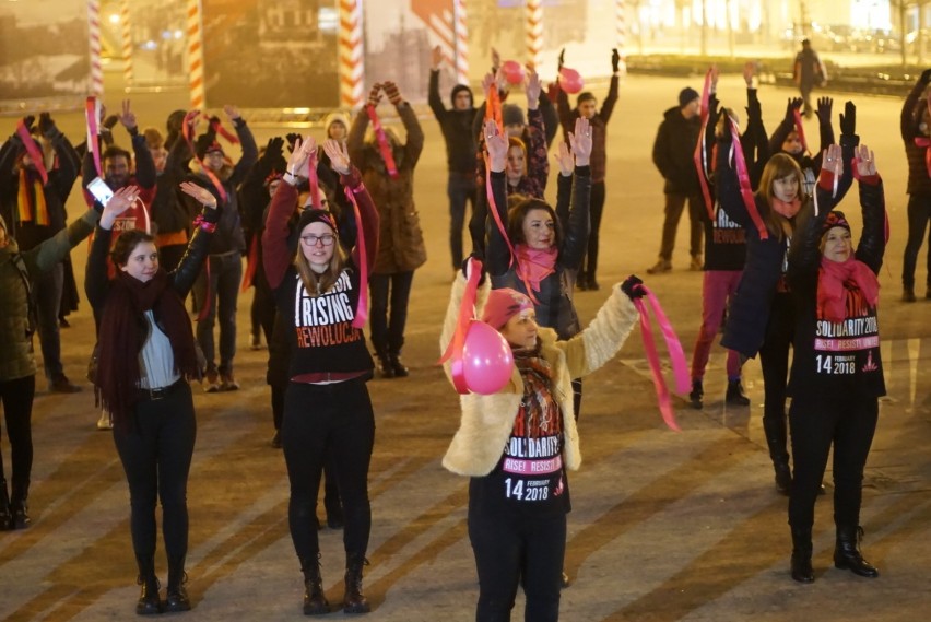 Poznań: Na placu Wolności tańczyli przeciwko przemocy [ZDJĘCIA]