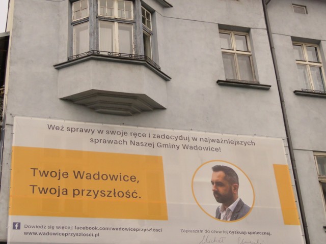 Taka nietypowa reklama na kamienicy przy ul. Lwowskiej budzi duże zainteresowanie przechodniów