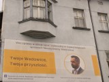 Wadowice. Reklamuje się na kamienicy. Kandydat na burmistrza miasta?