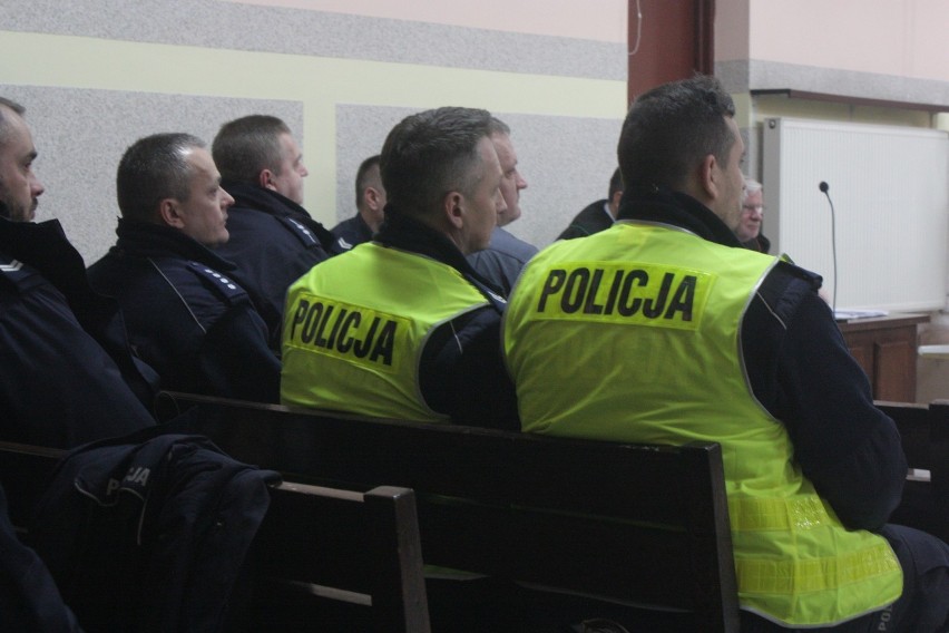 Znieważenia policjantów w Częstochowie: wyrok wciąż nie zapadł. Gdzie jest ostatni świadek? Obrona twierdzi, że jest kluczowy 