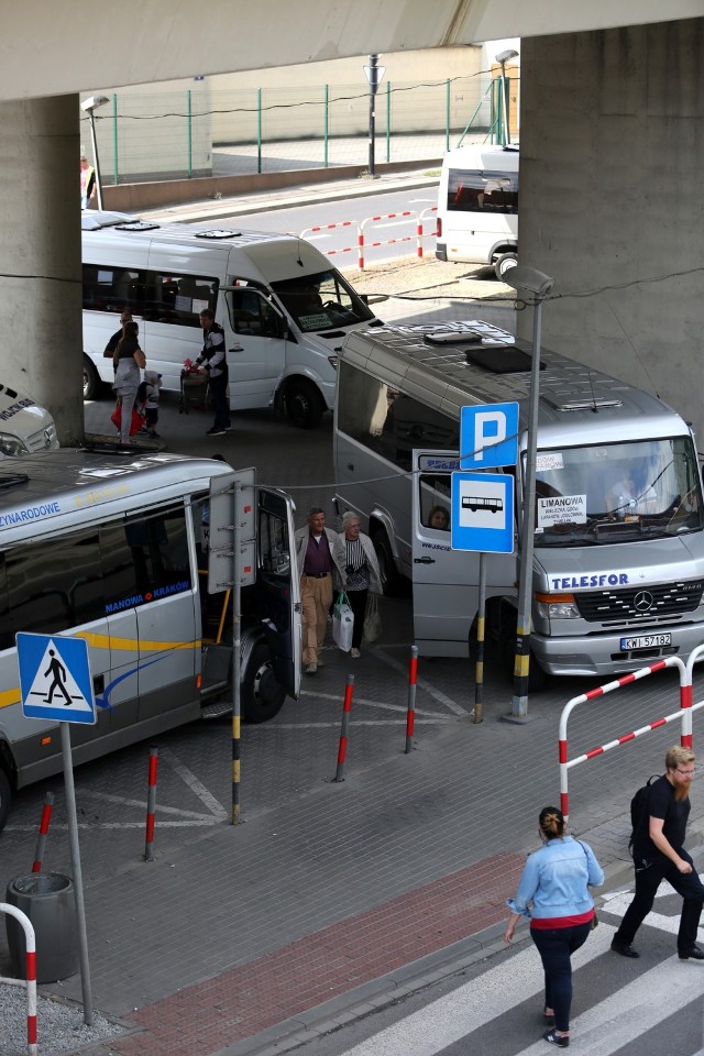 Od 1 września busy mają zatrzymywać się na kolejnej części placu pod estakadami