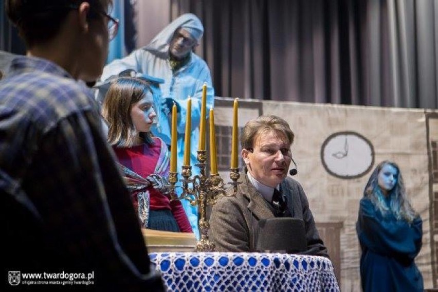 Teatr Poza z Twardogóry zaprasza na „Opowieść wigilijną" do Międzyborza