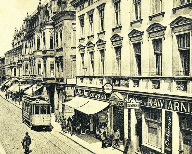 Na parterze hotelu „De Rome” (d. „Weiss’s Hotel”) przy „Królówce” była kawiarnia i sklep bławatny „St. Jurkowska” (fot. z lat 30. XX w.)