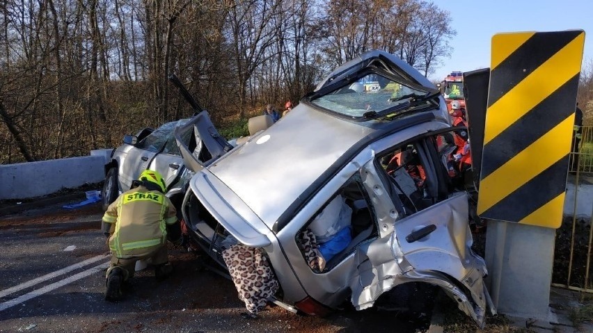 W wypadku w Radestowie zginęło trzy osoby. Osobowe subaru,...