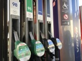 Spadają cen paliw na stacjach. Za ile dzisiaj zatankujesz litr paliwa w powiecie międzychodzkim? 