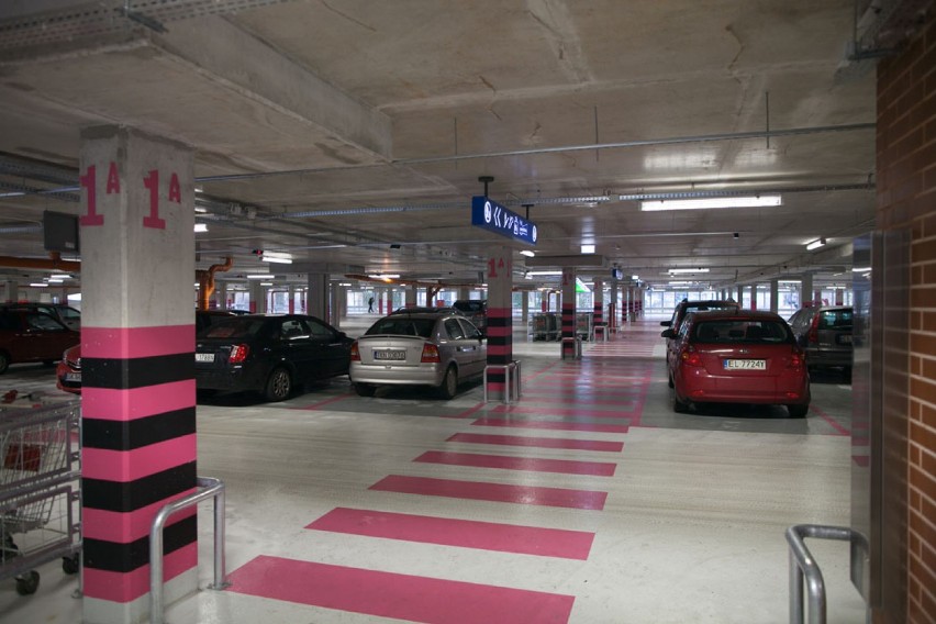 Nowy parking w Łodzi powstał niedawno na terenie Manufaktury