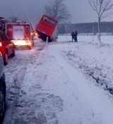 Autobus z dziećmi wracającymi ze szkoły wpadł do rowu (zdjęcia, aktualizacja)