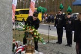 Kwiaty pod obeliskiem w Sieroszowicach w 66. rocznicę odkrycia złoża miedzi