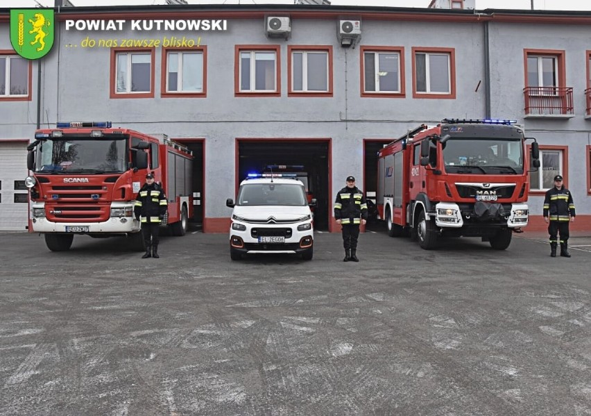 Komenda Powiatowa Państwowej Straży Pożarnej w Kutnie otrzymała od Starostwa Powiatowego w Kutnie nowy samochód operacyjny.