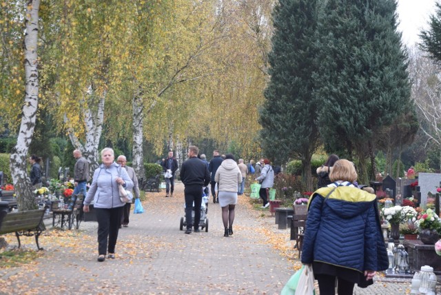 W pierwszych dniach listopada gorzowski cmentarz jest otwarty całą dobę.