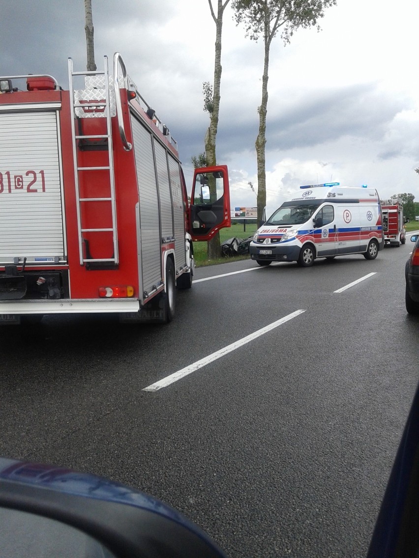 Cedry Małe: wypadek na drodze krajowej nr 7. Kobieta trafiła do szpitala [ZDJĘCIA]
