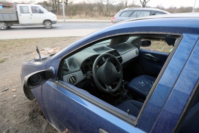 Straż Miejska z Legnicy prosi o zgłaszanie miejsca postoju wraków samochodów