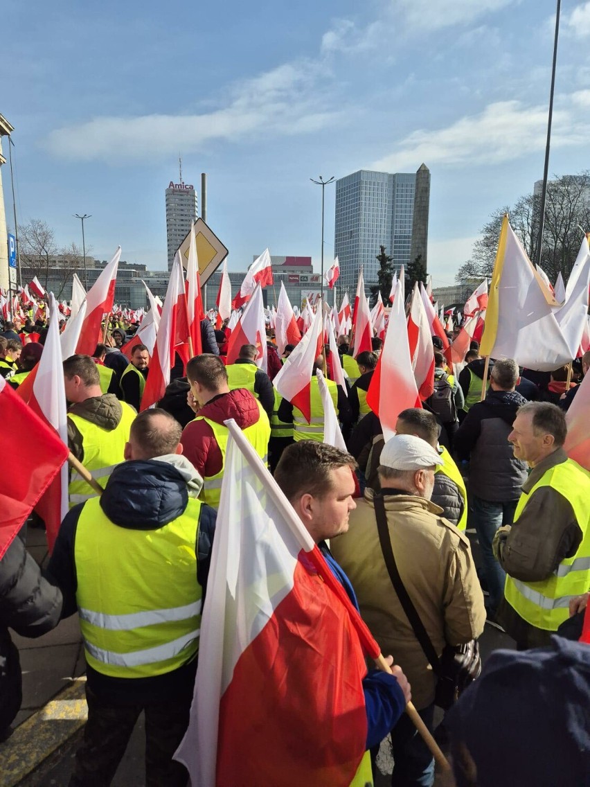 Protest rolników w Warszawie. Gospodarze z Wielkopolski i powiatu pleszewskiego ruszyli na Warszawę! Cały czas nie odpuszczają