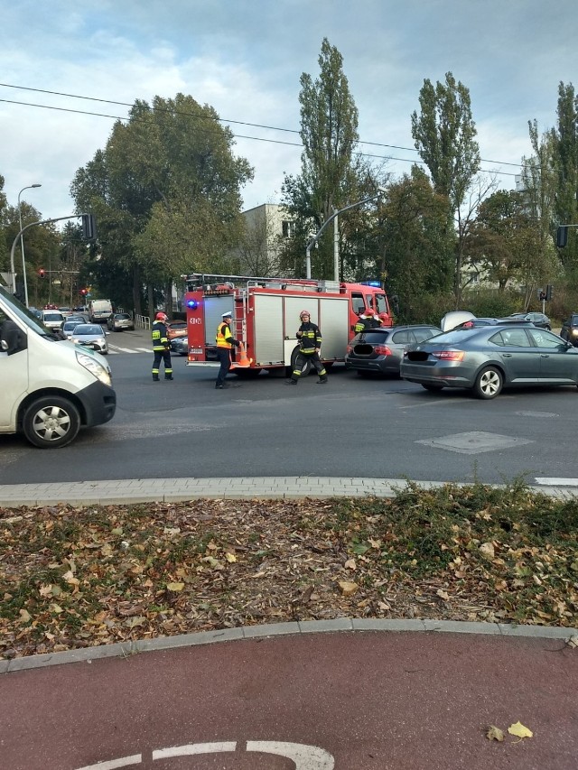 W czwartek, 4 października, doszło do wypadku na skrzyżowaniu alei Zwycięstwa i ul. Stryjskiej w Gdyni. W zderzeniu brały udział dwa samochody osobowe. Na miejscu pojawiła się straż pożarna i policja.
