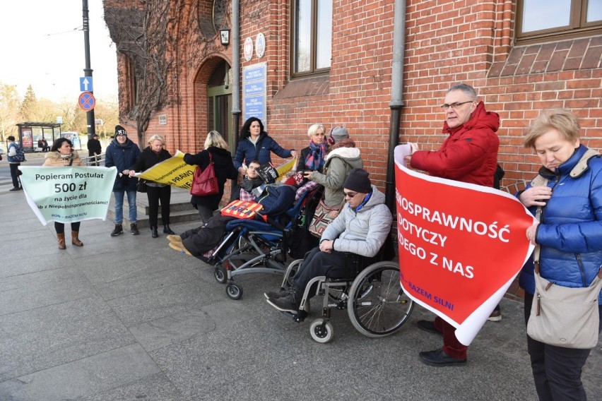 We wtorek (19.02) osoby niepełnosprawne i ich opiekunowie w...