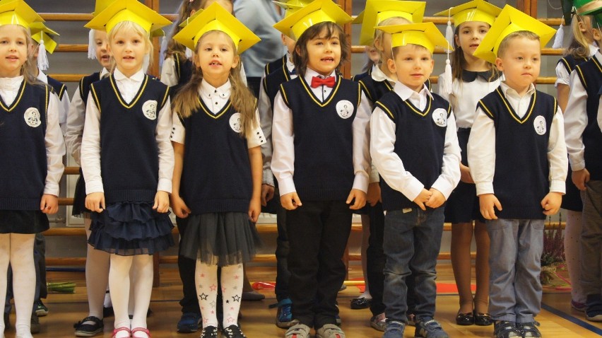 Ślubowanie klas pierwszych w Szkole Podstawowej nr 1 im. Juliusza Słowackiego w Stargardzie 