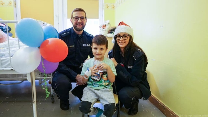 Policjanci i seniorzy zamienili się w Świętych Mikołajów. Do kogo udali się z prezentami? 