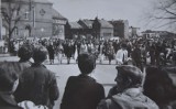1 maja w czasach PRL. Tak wyglądały pochody w Malborku organizowane z okazji Święta Pracy. Były też spotkania i akademie