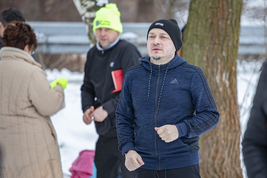 Morsowanie w Rybniku. Harce na śniegu, pływający pies i świetna zabawa. Morsy i Foczki znów w wodzie. Zobacz zdjęcia z Pniowca