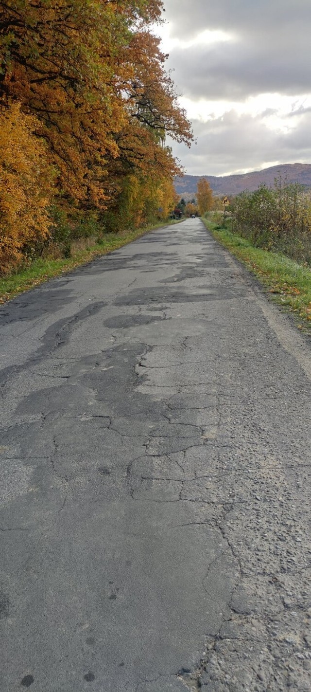 Zniszczona droga powiatowa na odcinku Ujazd-Rdzawa-Kamionna od lat czeka na gruntowny remont, w 2022 roku stanie się on faktem