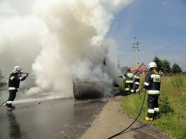 Pożar walca drogowego: straty 20 tys. zł, przyczyna nieustalona [ZDJĘCIA]