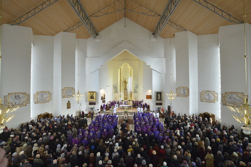 Setki ludzi żegnało zmarłego ks. Janusza Majewskiego na pogrzebie