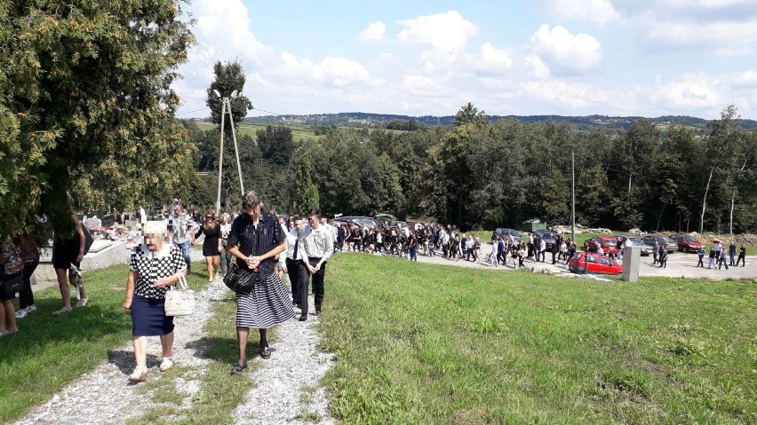 Tłumy na pogrzebach Wiktorii oraz Dawida, którzy zginęli tragicznie na obwodnicy Bochni [ZDJĘCIA]