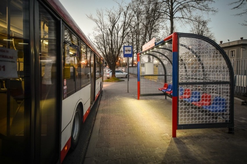 Wiaty autobusowe stylizowane na piłkarskie bramki przy...