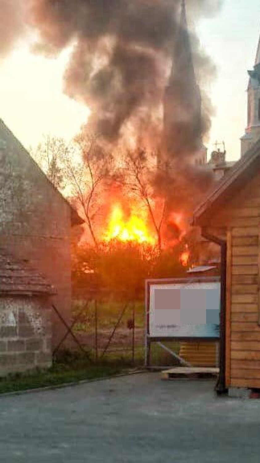 Pożar garażu w Janowie. Strażacy uratowali pozostałe budynki