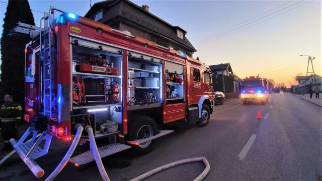 Pożar garażu w Janowie. Strażacy uratowali pozostałe budynki