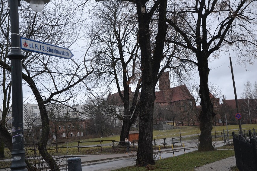 Malbork: Ulica Sierakowskich doczekała się tablic z właściwą nazwą