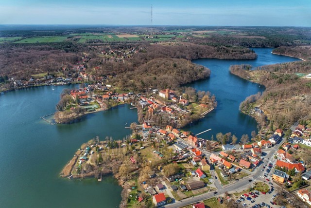 Prezentujemy zdjęcia naszego Czytelnika Grzegorza Walkowskiego, który uchwycił Łagów wiosną, gdy ulice są jeszcze ciche i spokojne, a przyroda dopiero budzi się do życia. Cóż za kontrast w porównaniu z wakacjami! Zobacz, jak lubuska perełka prezentowała się jeszcze kilka miesięcy temu.