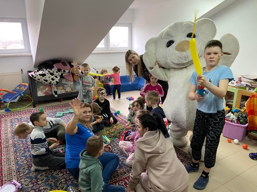 Miś Chełmiś odwiedził ośrodek dla uciekających z Ukrainy matek z dziećmi w Brzeźnie