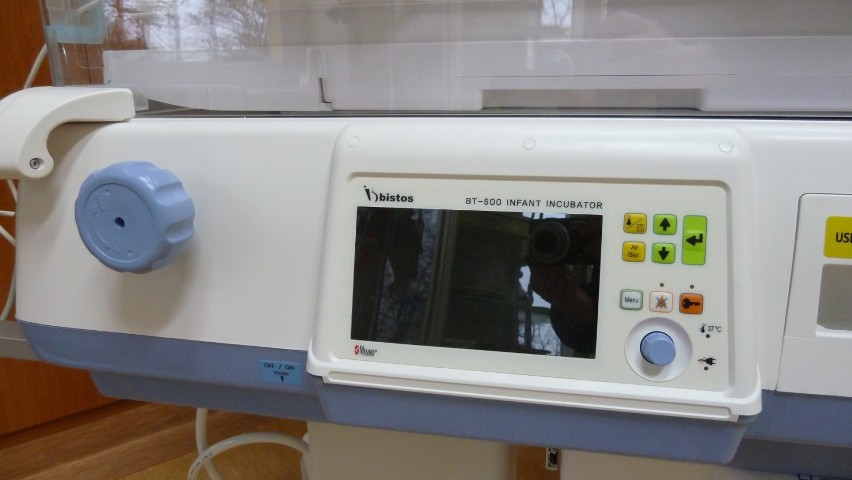 Szpital w Wągrowcu wzbogacił się o nowy inkubator. Jest on przeznaczony dla wcześniaków i noworodków z wagą poniżej 2 kg 