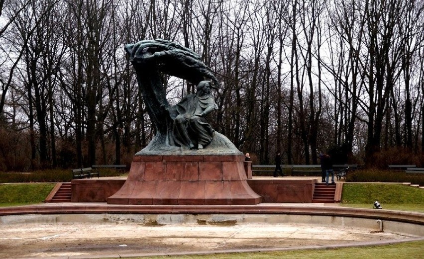 Pomnik Fryderyka Chopina w Łazienkach Królewskich.Fot....