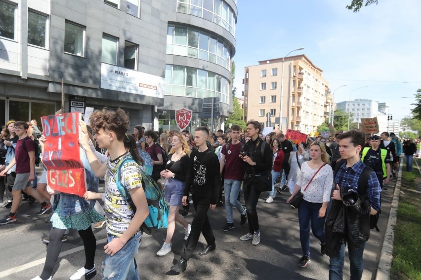 Młodzieżowy Strajk Klimatyczny w Szczecinie. "Riki tiki - ratujmy tropiki" [ZDJĘCIA, WIDEO]
