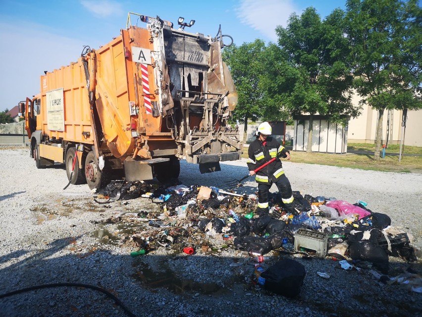 Kuślin: Strażacy gasili pożar śmieciarki     