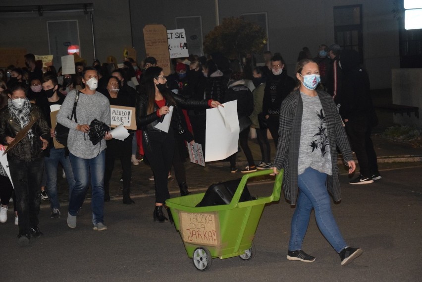 Strajk kobiet Kędzierzyn-Koźle. Na trasie marszu kibice, ministranci. W powietrzu drony. Manifestacja była jednak bardzo spokojna