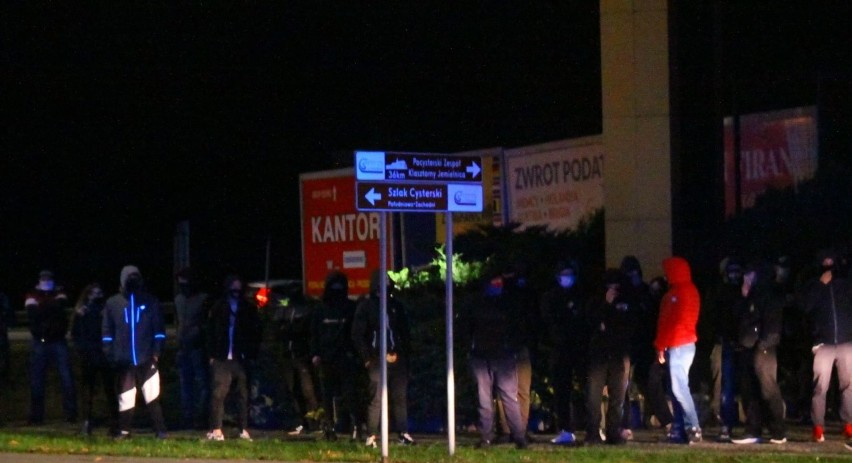 Strajk kobiet Kędzierzyn-Koźle. Na trasie marszu kibice, ministranci. W powietrzu drony. Manifestacja była jednak bardzo spokojna