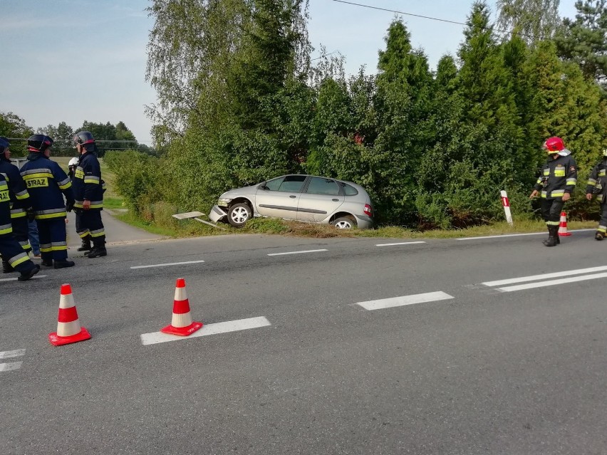 Lipnica Górna: samochód zjechał z drogi, ściął słup i wylądował w rowie [ZDJĘCIA]