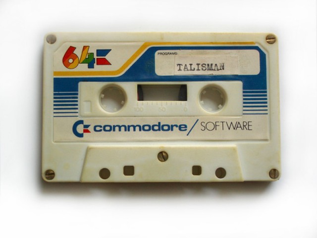 To cudo to kaseta magnetofonowa. Każdy, kto zaczynał przygodę ze słuchaniem muzyki w latach 80. i 90., musiał się o nią przynajmniej otrzeć. Co ciekawe, na takich kasetach można było zapisywać nie tylko dźwięk, ale i gry komputerowe. Od jakiegoś czasu kasety tego typu wracają do łask, jako kolekcjonerski gadżet, popularny wśród koneserów muzyki alternatywnej. 

Kaseta magnetofonowa