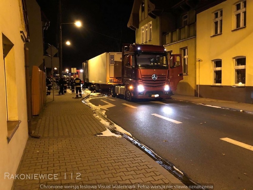 Groźny pożar naczepy w centrum miasta