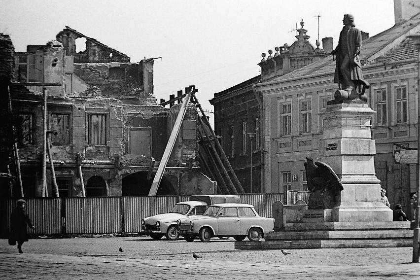 Rzeszów. Tak wyglądał Rynek w czasach PRL. Zobacz zdjęcia rzeszowskiego Rynku z lat 80. 