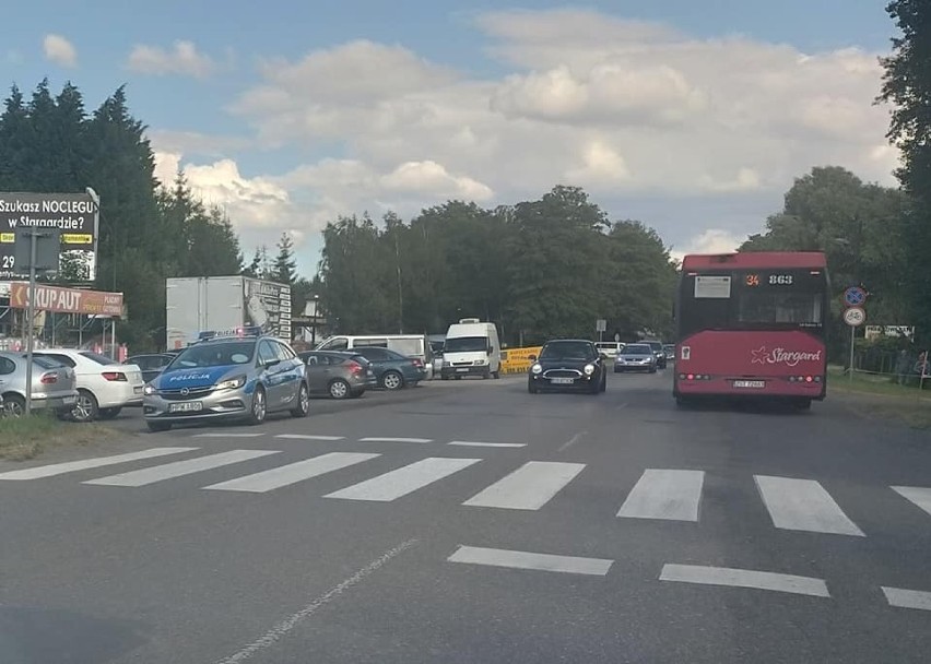Na przejściu w Zieleniewie nad Miedwiem kierowca potrącił pieszego i uciekł. Trwają poszukiwania. Wiadomo, że jechał niebieską osobówką 
