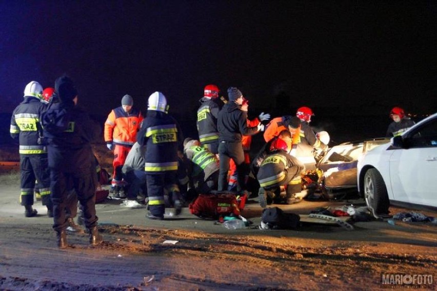 Samochód wjechał pod szynobus w Opolu Chmielowicach. Cztery osoby nie żyją [WIDEO, ZDJĘCIA]