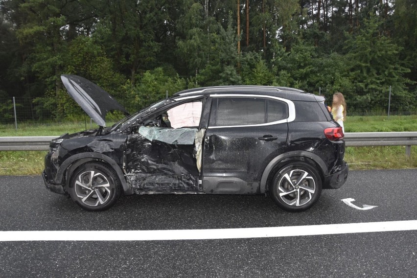 Wypadek na A4 między Tarnowem i Brzeskiem. Kierowcy zaparkowali pod wiaduktem, bo... lał deszcz. W jednego wjechał inny samochód