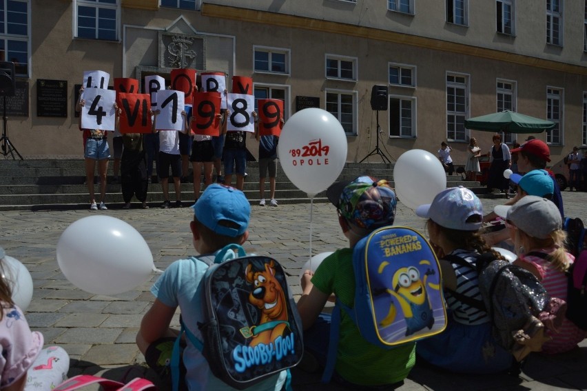 W południe na opolskim rynku zebrali się uczniowie,...